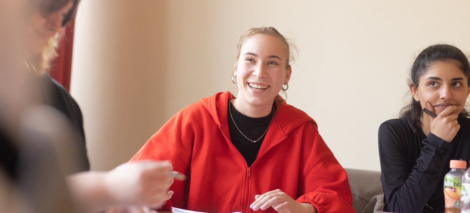 Gesundheits- und Pflegeassistenz Zwei GPA-Ausbildende im Unterricht.